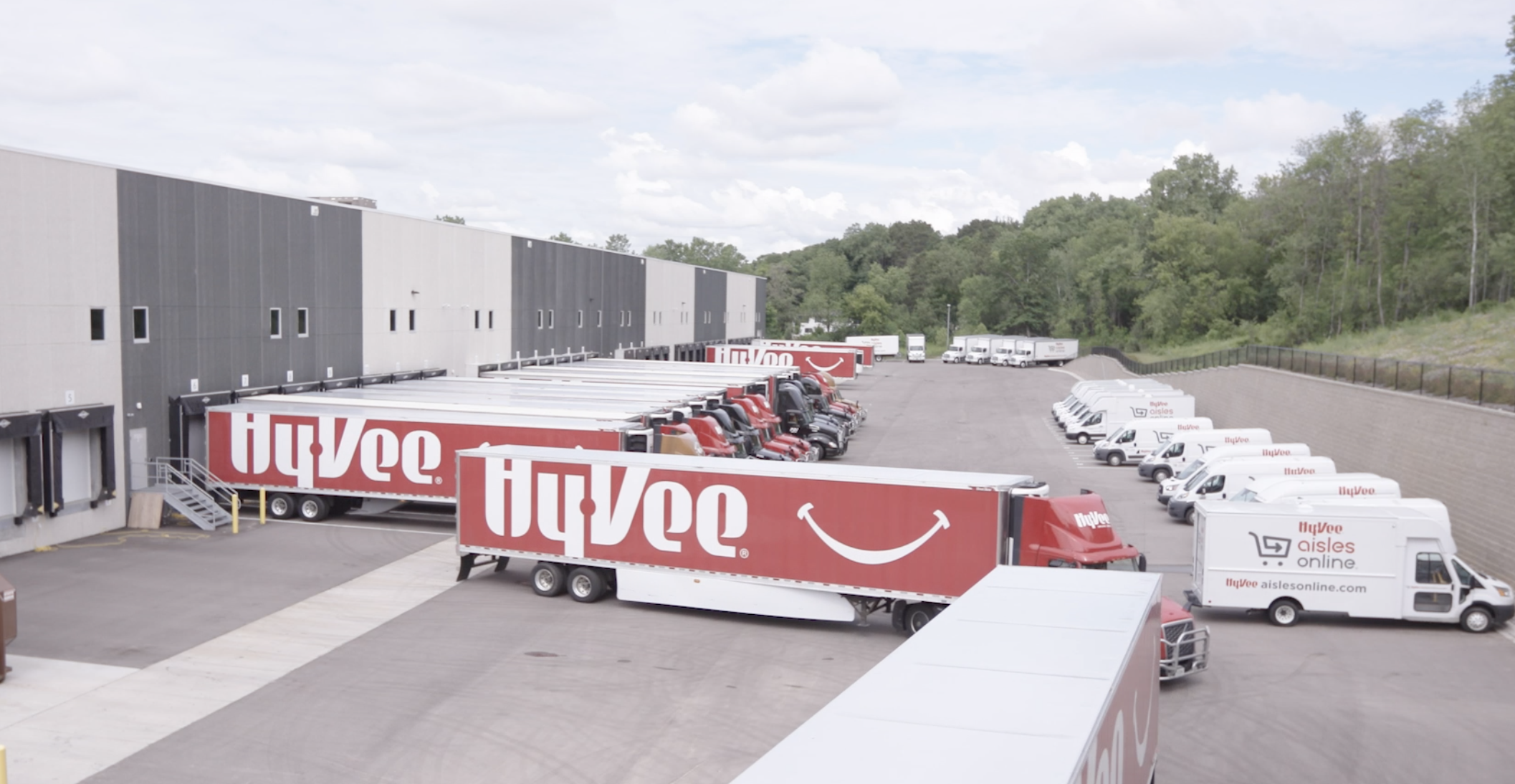 HyVee delivers nearly 800,000 of food and supplies to Twin Cities